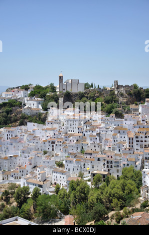 Blick auf hübsche andalusische Stadt Casares, Costa Del Sol, Provinz Malaga, Andalusien, Spanien Stockfoto