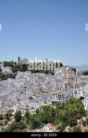Blick auf hübsche andalusische Stadt Casares, Costa Del Sol, Provinz Malaga, Andalusien, Spanien Stockfoto