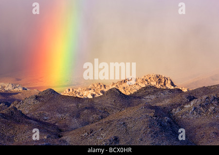 Regenbogen über Eastern Sierra Mountains in der Nähe von Bischof California Stockfoto