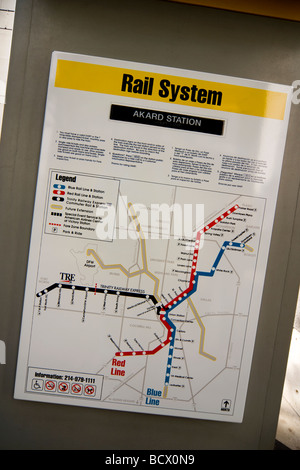 Dallas Area Rapid Transit DART D.A.R.T. Stadtbahn Zug Routenkarte im Downtown Akard Station. Stockfoto