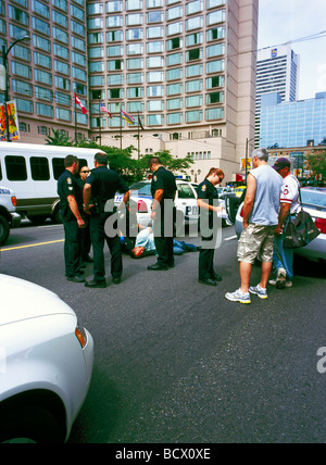 Ermittlungen der Polizei - Offiziere verhaftet, die Mann in Autounfall und Interview beteiligt Zeugen in Vancouver British Columbia Kanada Stockfoto