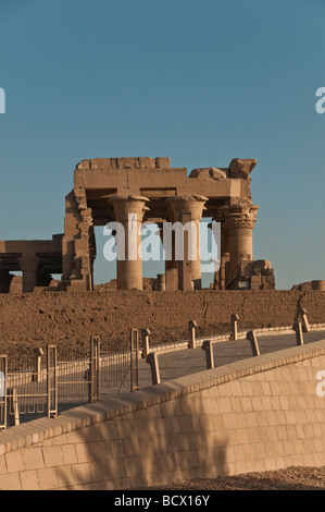 Kom Ombo Tempel in Ägypten Spalten Pylonen Übersicht von Nil Menge Touristen nachschlagen Stockfoto