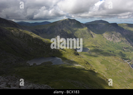 Der Berg von Y Garn, über Cwm Idwal von Tryfan angesehen. Snowdonia-Nationalpark, Wales. Stockfoto