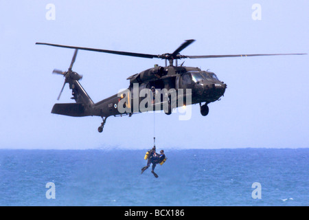 Israelische Luftwaffe Hubschrauber Sikorsky S 70 UH 60 Black Hawk während einer Seerettung Stockfoto
