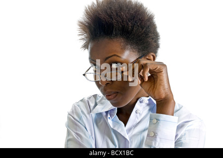 Horizontale nahe Porträt eine attraktive afrikanische Geschäftsfrau sucht missbilligend über den oberen Rand ihrer Brille Stockfoto