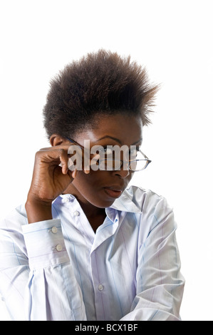 Vertikale Nahaufnahme Portrait eine attraktive afrikanische Geschäftsfrau sucht missbilligend über den oberen Rand ihrer Brille Stockfoto