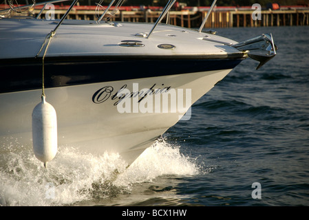 Beugen Sie Welle von Olympia Motorboot im Sonnenlicht, Falmouth, Cornwall, UK Stockfoto