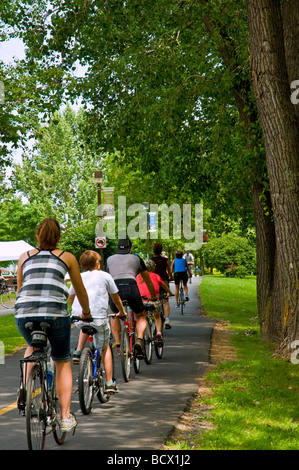 Menschen, die Radfahren entlang Canal Lachine Montreal Kanada Stockfoto