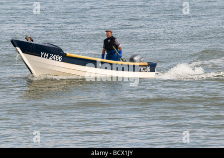 Cromer Krabbe Fischer fahren kleine Boot am Meer Norfolk East Anglia, England Stockfoto