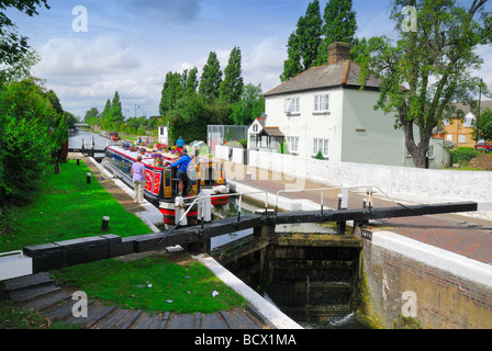 Kanalboote passieren Hanwell Sperre am grand union Canal West London UK Stockfoto