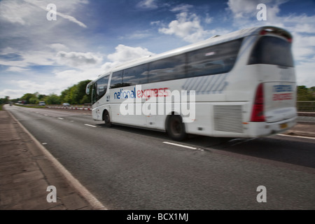 Modernen Reisebus unterwegs im Sommer. Stockfoto