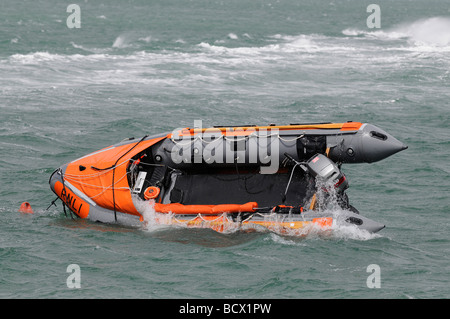 Aufrichtenden einem gekenterten Boot Stockfoto