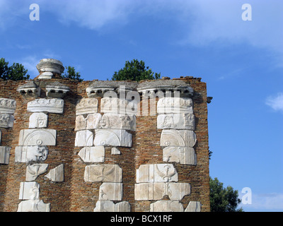 Reliquien an Wand von casal Rotondo auf der alten Via Appia in Rom Italien Stockfoto