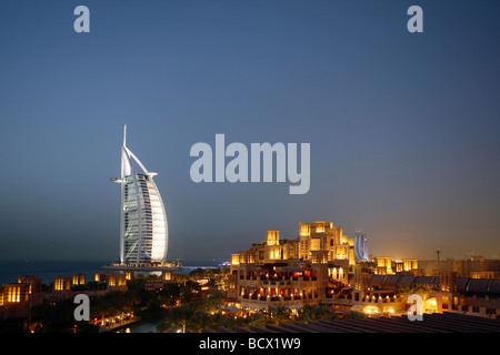 Burj Al Arab und das Jumeirah Beach Resort in der Nacht, Dubai, Vereinigte Arabische Emirate Stockfoto