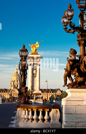 Pont Alexandre III über den Fluss Seine mit Hotel Les Invalides im Hintergrund, Paris Frankreich Stockfoto