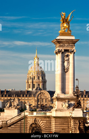 Pont Alexandre III über die seine mit Hotel des Invalides im Hintergrund, Paris, Frankreich Stockfoto