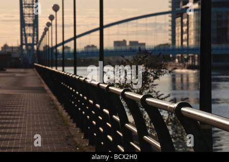 Die Lowry-Kunstgalerie und Millennium Fußgängerbrücke am Sonnenuntergang Manchester Ship Canal Salford Quays Manchester UK Stockfoto