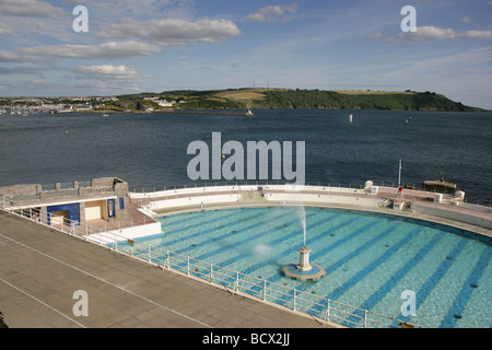 Stadt von Plymouth, England. Tinside Lido Freiluft-Swimmingpool mit Blick auf Pymouth Hoe. Stockfoto