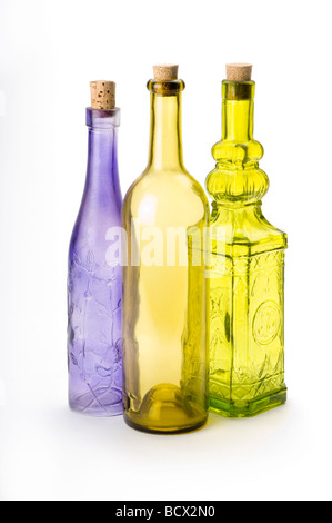 bunte Flaschen auf weißem Hintergrund Stockfoto