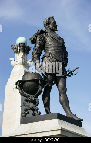 Stadt von Plymouth, England. Sir Joseph Boehm RA entworfen Sir Francis Drake Bronze Statue, auf Plymouth Hacke Promenade gelegen. Stockfoto