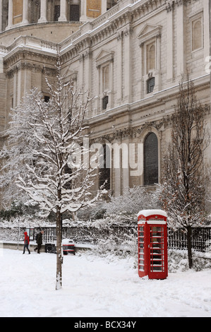 Schneebedeckte Telefonzelle von St. Pauls Cathedral, London Stockfoto