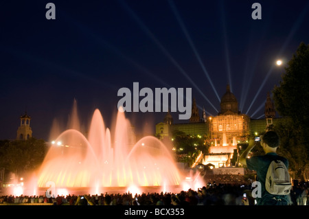 beleuchtete Magie singenden Brunnen Font Màgica in der Nacht mit Mond und Nationale Palast im Hintergrund, Barcelona, Spanien Stockfoto