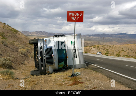 Umgestürzter LKW auf Autobahn Stockfoto