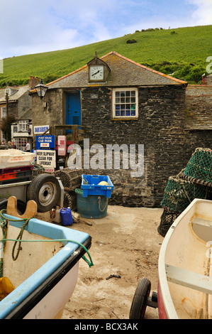 PORT ISAAC, CORNWALL, Großbritannien - 13. JUNI 2009: Straße im hübschen Fischerdorf Port Isaac Stockfoto