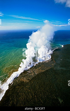 Luftaufnahme der Küste am Kilauea heiße geschmolzene Lava tritt kalten Ozean Volcanoes National Park Kilauea Big Island Hawaii USA