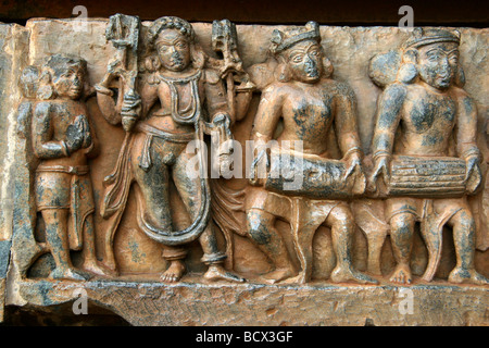 Zahlen der Trommler können auf den Hoysaleswara Tempel in Halebid, Indien gesehen werden. Stockfoto