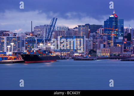 Containerschiff im Hafen Port of Auckland New Zealand in den späten Abend Stockfoto