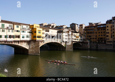 Ruder Club-Mitglieder dem Ruderverein Florenz trainieren am Fluss Arno, Florenz unter den Ponti Vecchio Brücke Stockfoto