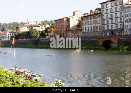 Mitglieder der Florenz Ruder Club Praxis am Fluss Arno in Florenz in der Nähe von Ponti Vecchio Bridge.Italy Stockfoto