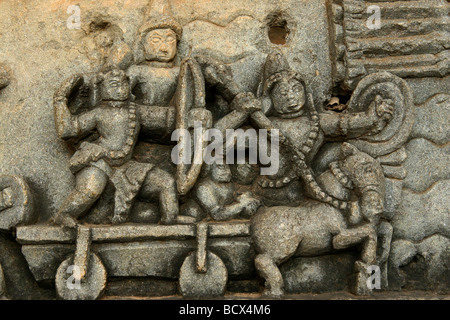 Eine Szene zeigt Kriegsführung unter die Schnitzereien am Hoysaleswara Tempel in Halebid, Indien. Stockfoto