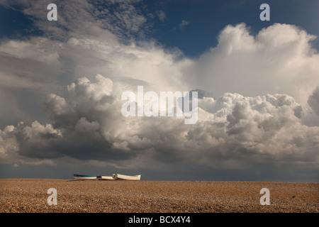 Krabben-Boote auf der Kiesstrand am Cley North Norfolk Teil einer National Nature Reserve hochgezogen Stockfoto