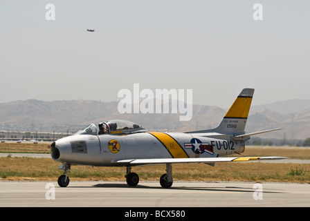 Eine f-86 Sabre taxis auf der Piste nach der Landung auf einer Airshow. Stockfoto