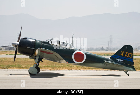 Ein Mitsubishi A6M5 Zero Fighter taxis nach dem Flug bei einer Flugshow.  Einer der nur 3 oder 4 flugfähig Null Kämpfer in der Welt. Stockfoto