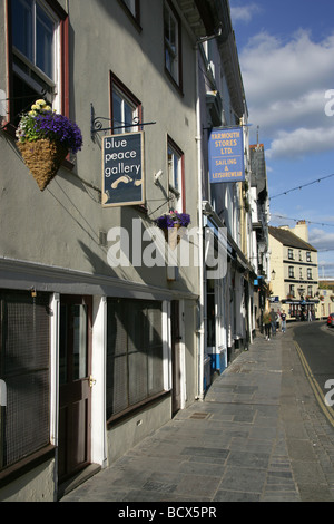 Stadt von Plymouth, England. Am Abend Blick auf die vielen Geschäfte, Galerien, Bars, Cafés und Restaurants dieser Linie Southside Street. Stockfoto