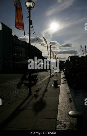 Stadt von Plymouth, England. Silhouette Blick auf Quay Road, die einst Teil der historischen Fischmarkt Plymouth Barbican. Stockfoto