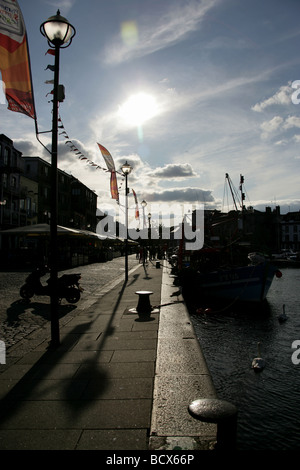 Stadt von Plymouth, England. Silhouette Blick auf Quay Road, die einst Teil der historischen Fischmarkt Plymouth Barbican. Stockfoto