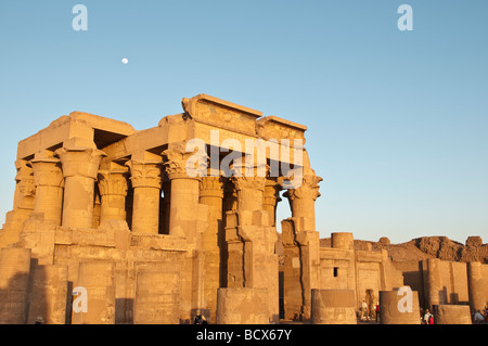 Ägypten Kom Ombo Tempel außen Porträt Tempel Tore späten Nachmittag Sonne mit blauem Himmel, die von links gesehen Stockfoto