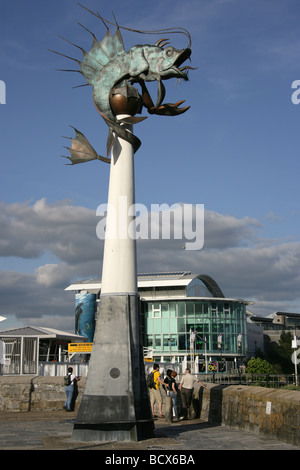 Stadt von Plymouth, England. Die Kunst im öffentlichen Raum Bronze-Skulptur eines Fisches wie Kreatur auf Plymouth Barbican. Stockfoto