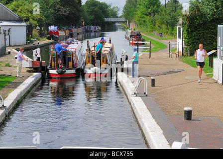 Grand Union Canal Hanwell Schleuse, Westlondon, mit zwei schmalen Boote durch Schleusentore UK Stockfoto