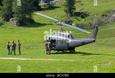 Italienische Armee und Hubschrauber auf Manöver, Dolomiten, Italien Stockfoto