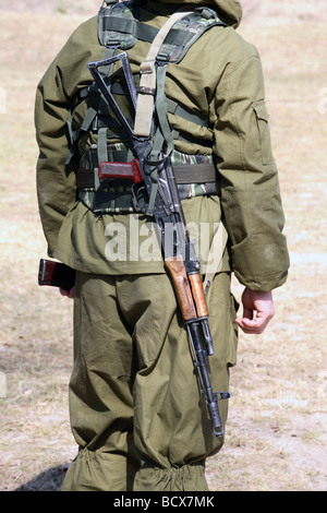 Irak-Cop mit einem Maschinengewehr AK47 Stockfoto