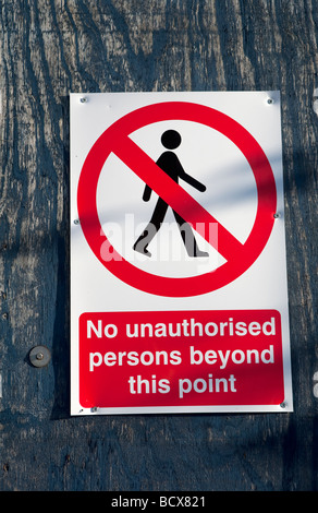 keine unbefugten Personen über diesen Punkt hinaus melden Sie rustikale verwitterte Holz Hintergrund Stockfoto