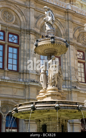 Ein Brunnen außerhalb der Staatsoper in Wien, Österreich Stockfoto