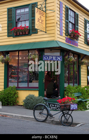 Ein typisches Gebäude und Shop in Akaroa auf der Banks Peninsula in Neuseeland Stockfoto