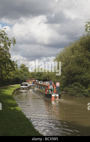 Sportboote auf der Grand Union Canal zwischen Cosgrove und große Linford, Buckinghamshire. Stockfoto