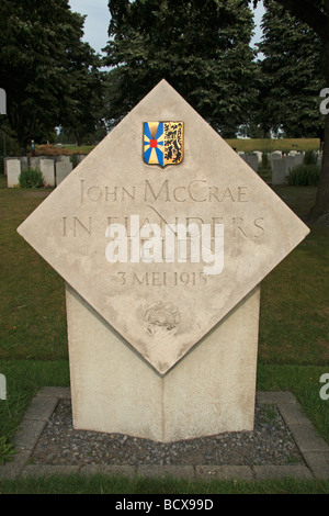 Die John McCrae Albertina-Markierung auf dem Essex Farm Commonwealth Friedhof, Ypern, Belgien. Stockfoto